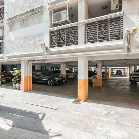 Oyo 110 Old Town Hotel Бангкок Экстерьер фото