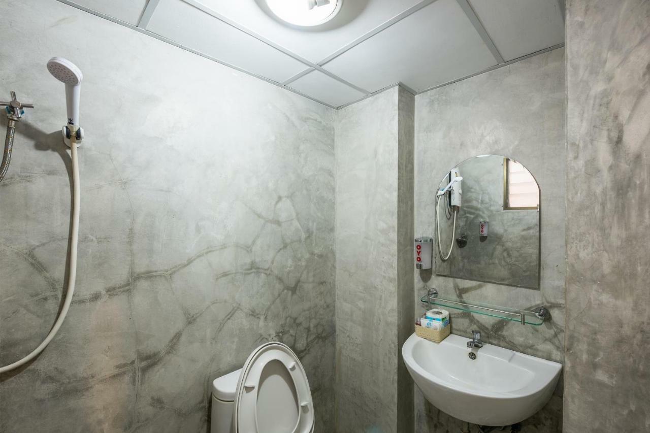 Oyo 110 Old Town Hotel Бангкок Экстерьер фото
