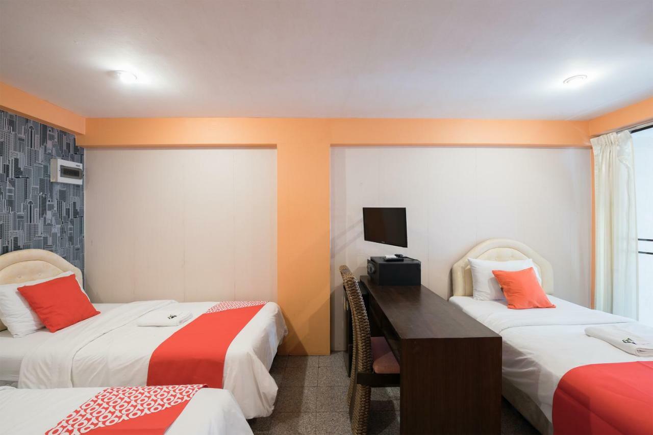 Oyo 110 Old Town Hotel Бангкок Экстерьер фото