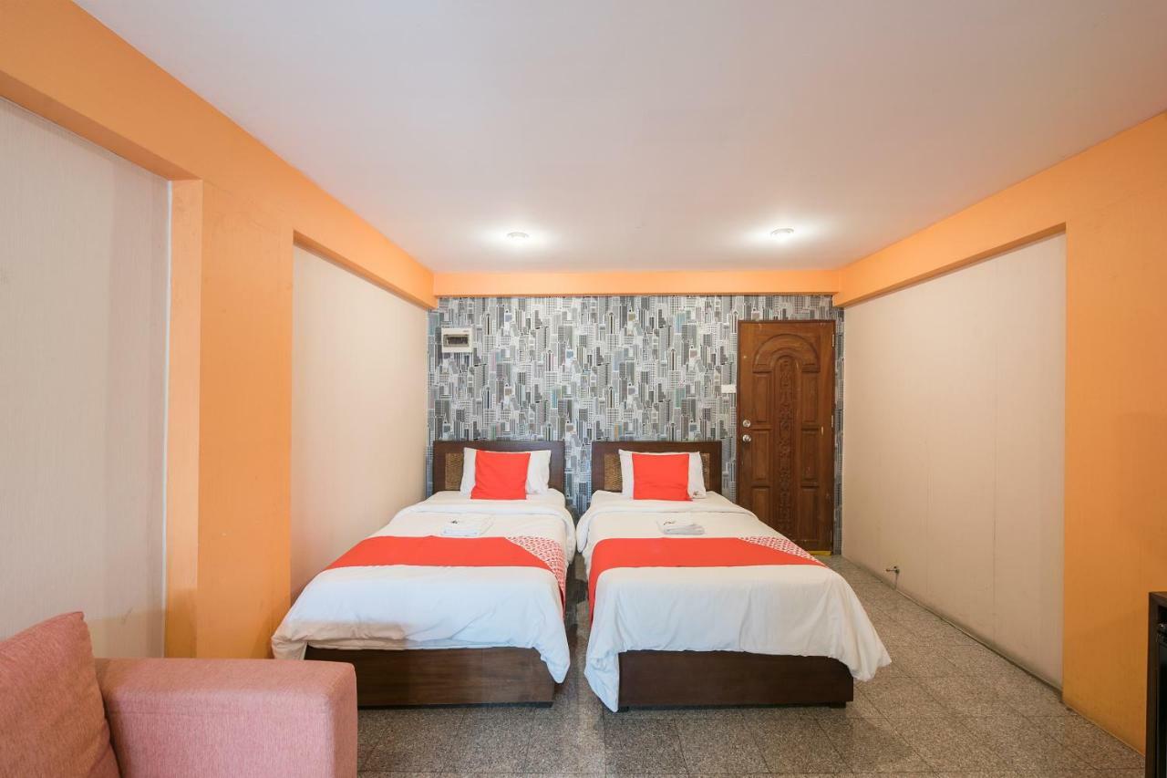 Oyo 110 Old Town Hotel Бангкок Экстерьер фото