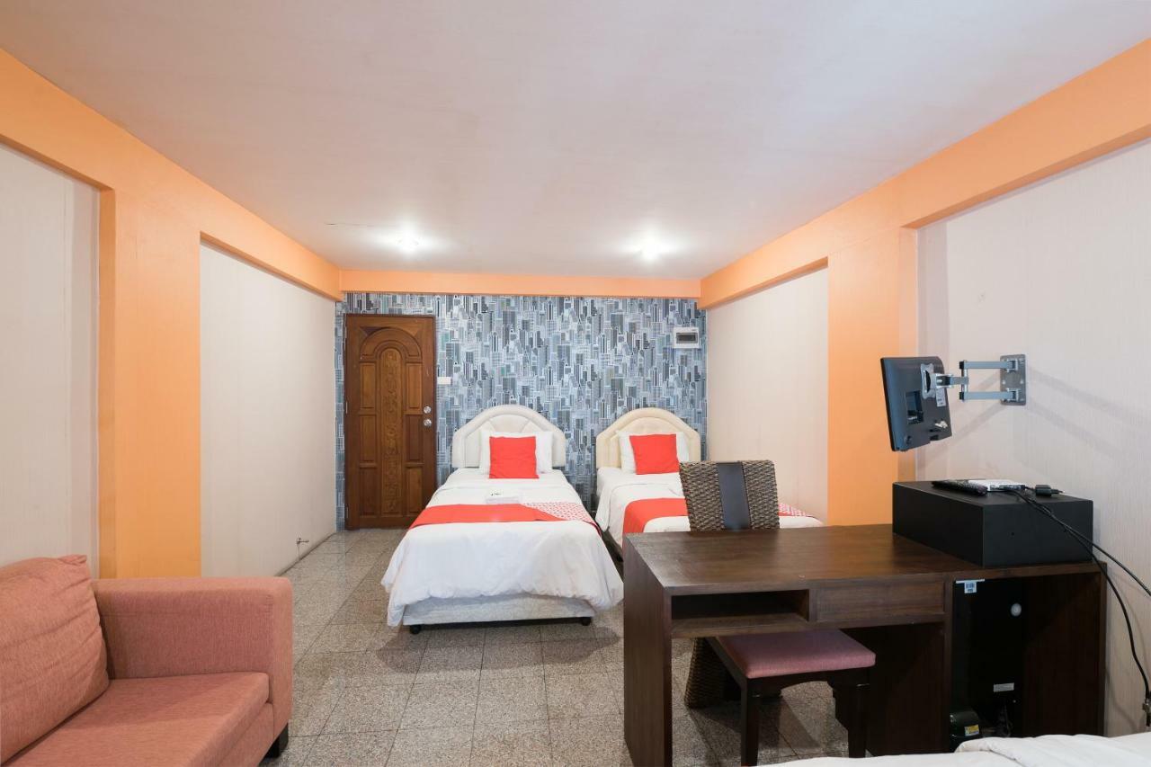 Oyo 110 Old Town Hotel Бангкок Экстерьер фото