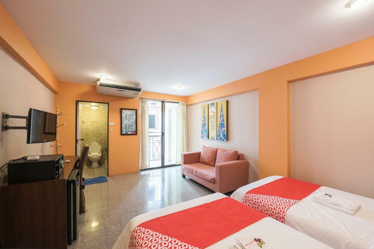 Oyo 110 Old Town Hotel Бангкок Экстерьер фото