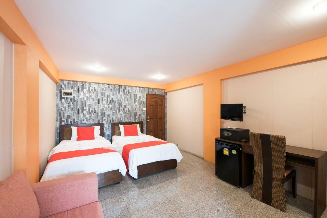 Oyo 110 Old Town Hotel Бангкок Экстерьер фото