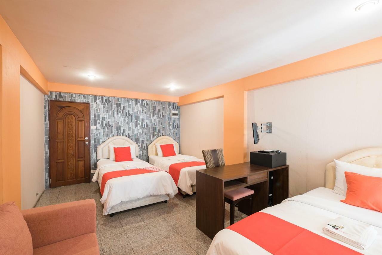 Oyo 110 Old Town Hotel Бангкок Экстерьер фото