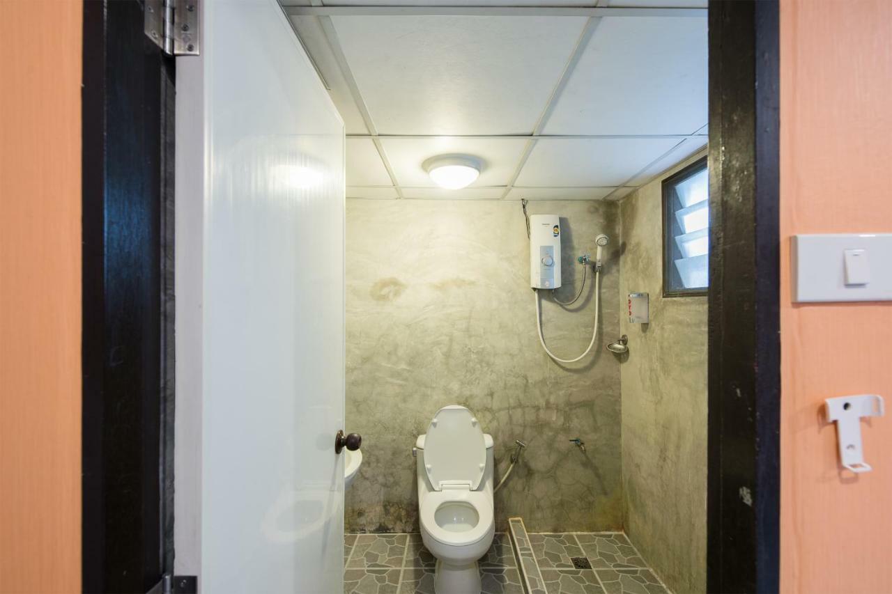 Oyo 110 Old Town Hotel Бангкок Экстерьер фото
