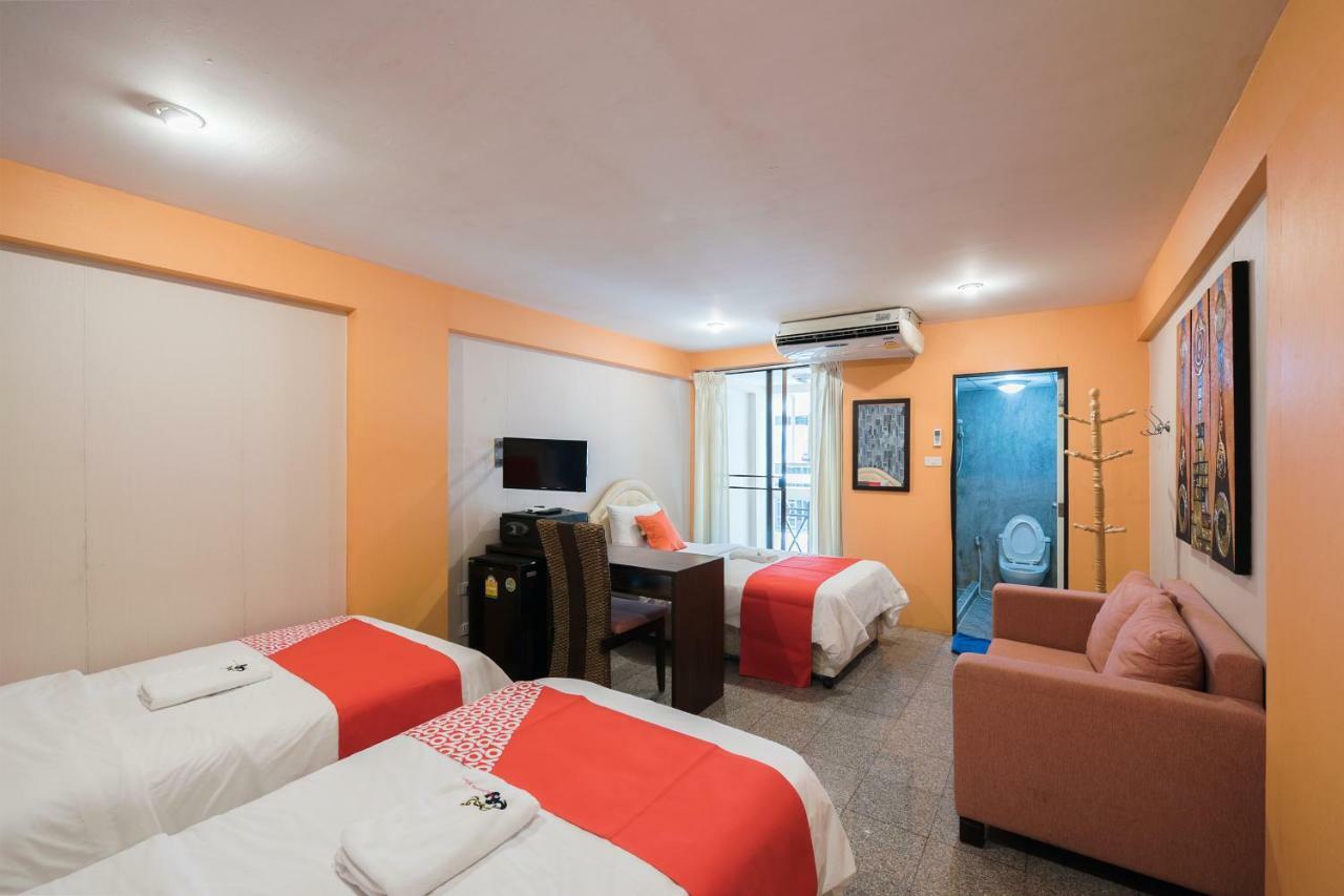Oyo 110 Old Town Hotel Бангкок Экстерьер фото